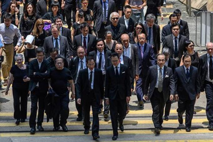  Lawyers and members of the election committee's legal sector hold a silent march in Hong Kong on Aug 7, 2019. (Photo: AFP/Philip FONG)