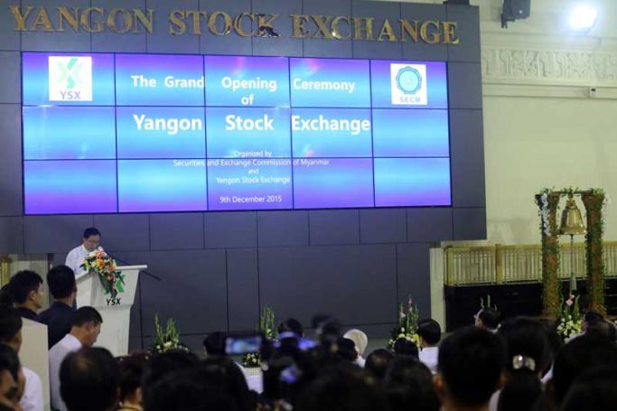 Yangon Stock Exange ရုံးဖွင့်ပွဲအခန်းအနားအား ရန်ကုန်မြို့ဆူးလေးလမ်းမနှင့် ကုန်သည်လမ်းထောင့်တွင် ၂၀၁၅ ခုနှစ် ဒီဇင်ဘာလ ၉ ရက် နံနက်ပိုင်းရန်ကုန်စတော့အိပ်ချိန်းရုံးတွင်   ပြုလုပ်နေသည့်မြင်ကွင်းအားတွေ့ရစဉ်။ ဓာတ်ပုံ-သက်ကို (မဇ္စျိမ)