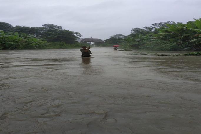 ဇူလိုင် ၁၀ ရက်တွင် ရွာသွန်းခဲ့သောမိုးကြောင့် ကချင်ပြည်နယ် ဝိုင်းမော်မြို့တွင် ရေကြီးနေစဉ်။ ဓာတ်ပုံ-MOI