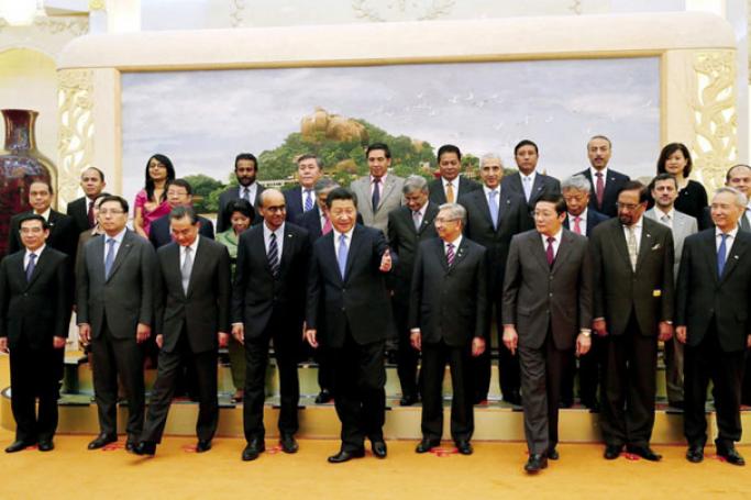 တရုတ်သမ္မတ ရှီကျင့်ပင်း (အလယ်)နှင့် AIIBထူထောင်အဖွဲ့ဝင်နိုင်ငံများမှ ကိုယ်စားလှယ်များ။