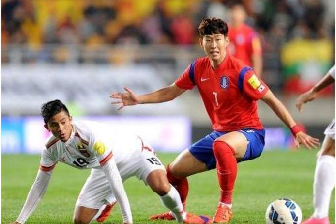 ကမ္ဘာ့ဖလားခြေစစ်ပွဲအဖြစ် ကိုရီးယားနှင့်မြန်မာအသင်းကစားနေစဉ်။