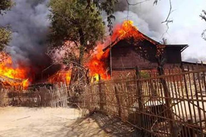 မတ်လ ၁၆ရက်က ရွာလုံးကျွတ်နီးပါး မီးလောင်ကျွမ်းခဲ့သည့် မကွေးမြို့နယ်၊ ညောင်ပင်သာကျေးရွာမြင်ကွင်း။ (ဓာတ်ပုံ-ဒေါင်းလူ)