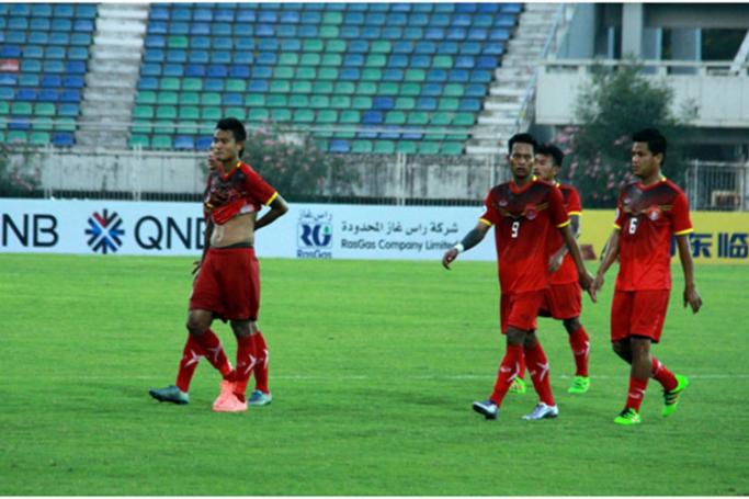 ၂၀၁၆ AFC Cup အုပ်စုအဆင့်တွင် ဘန်ဂါလူရာအသင်းကို ရှုံးနိမ့်ပြီးနောက် ကွင်းပြင်သို့ ထွက်လာသည့် ဧရာဝတီအသင်းအား တွေ့ရစဉ် (ဓာတ်ပုံ - ရွှေဘုတ်)