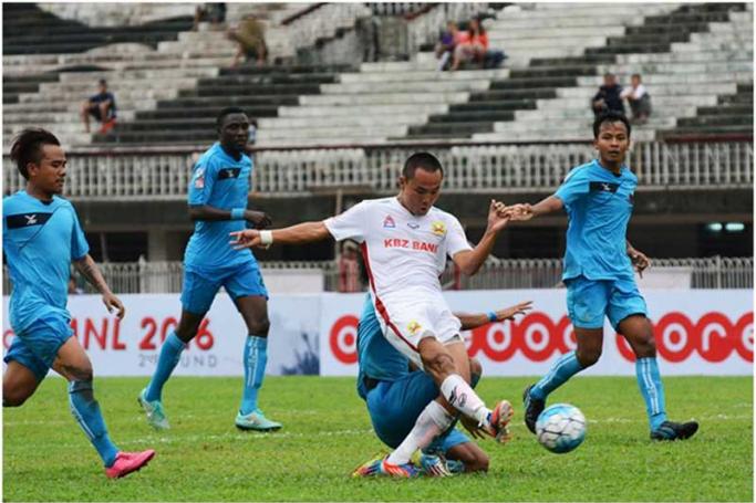 ရှမ်းတောင်ပံကစားသမား နေလင်းထွန်း၏ ထိုးဖောက်မှုကို ဟံသာဝတီကစားသမားများ ဟန့်တားနေစဉ်။ (ဓါတ်ပုံ Shan United FC)
