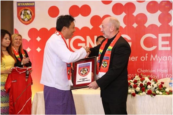 မြန်မာနိုင်ငံဘောလုံးအဖွဲ့ချုပ်နှင့် အူရီဒူးတို့စပွန်ဆာစာချုပ် ချုပ်ဆိုစဉ်ကတွေ့ရစဉ်။(ဓာတ်ပုံ- MFF)