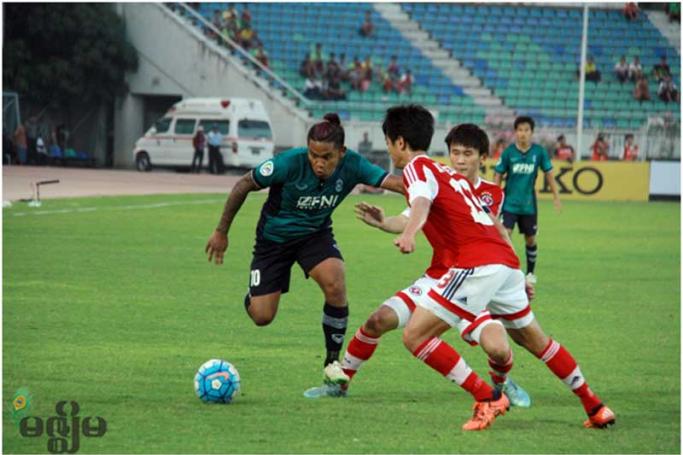 ရန်ကုန်နှင့်တောင်တရုတ်အသင်းတို့အကြိတ်အနယ်ယှဉ်ပြိုင်ကစားနေစဉ်။ (ဓာတ်ပုံ - ရွှေဘုတ်)