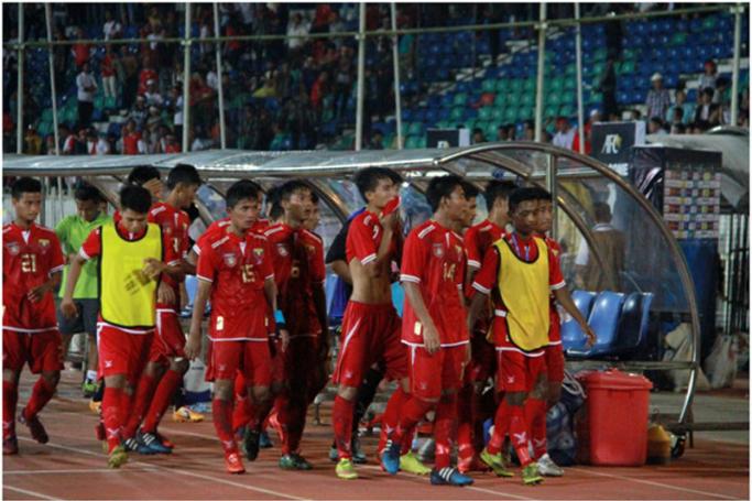 ဗီယက်နမ်နှင့် ရှုံးနိမ့်ခဲ့သော ပွဲအပြီးတွင် မြန်မာ ယူ-၁၉ ကစားသမားများအား တွေ့ရစဉ် (ဓာတ်ပုံ-ရွှေဘုတ်)