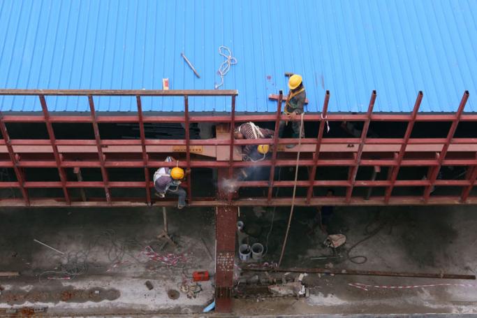 ရန်ကုန်မြို့ ပြည်လမ်းရှိ သံဒိုင်း အသုံးပြု အဆောက်အဦ ဆောက်လုပ်နေစဉ်။ ၂၇ သြဂုတ် ၂၀၁၄။ (ဓာတ်ပုံ- မဇ္စျိမ)