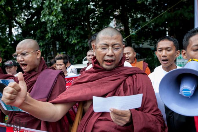 ထိုင်းနိုင်ငံတွင် မြန်မာရွှေ့ပြောင်းအလုပ်သမတစ်ဦး ထိုင်းနိုင်ငံသား ၆ ဦးတို့မှ ကားတင်ပြေးပြီး အဓမ္မကျင့်သည့်ကိစ္စနှင့် ပက်သက်ပြီး ရန်ကုန်မြို့ တာမွေမြို့နယ်ရှီ ဗိုလ်စိန်မှန်အားကစားကွင်းတွင် မျိုးချစ်လူငယ်များနှင့် သံဃာတော်များ ၂၀၁၅ ခုနှစ် ဂျွန်လ ၁၆ ရက်က ဆန္ဒထုတ်ဖော်နေကြသည်ကိုတွေ့ရစဉ်။ ဓာတ်ပုံ -ဟောင်ဆာ(ရာမည)