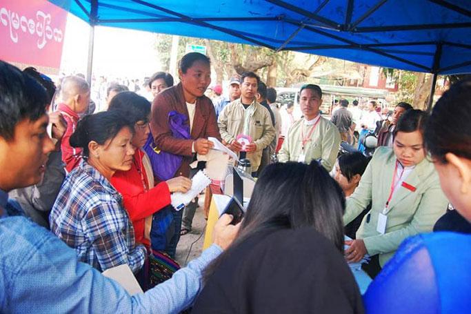 စစ်ကိုင်းတိုင်းဒေသကြီးမြို့တော် မုံရွာသို့ ရောက်ရှိနေသော ဒေါ်အောင်ဆန်းစုကြည်ထံ တိုင်ကြားစာ ပေးလိုသူ အများအပြား ရှိသဖြင့် စာလက်ခံဌာနကို မြို့တော်ခန်းမရှေ့တွင် ယာယီ ဖွင့်လှစ်ထားသည် (ဓာတ်ပုံ - ခင်နှင်းဝေ/Myanmar Now) 