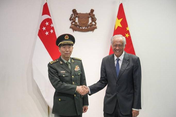 Li Shangfu, left, meets Ng Eng Hen in Singapore. Photo: AP