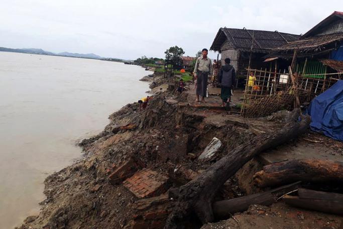 လေးမြို့မြစ်ရေ တိုက်စားမှုကြောင့် မြစ်ကမ်းပါး နံရံများ ပြိုကျလာနေသည်ကို ဇူလိုင်လ ပထမသီတင်းပတ်တွင် မြင်တွေ့ရစဉ် [ဓာတ်ပုံ - မင်းပြားမြို့မစာကြည့်တိုက်]