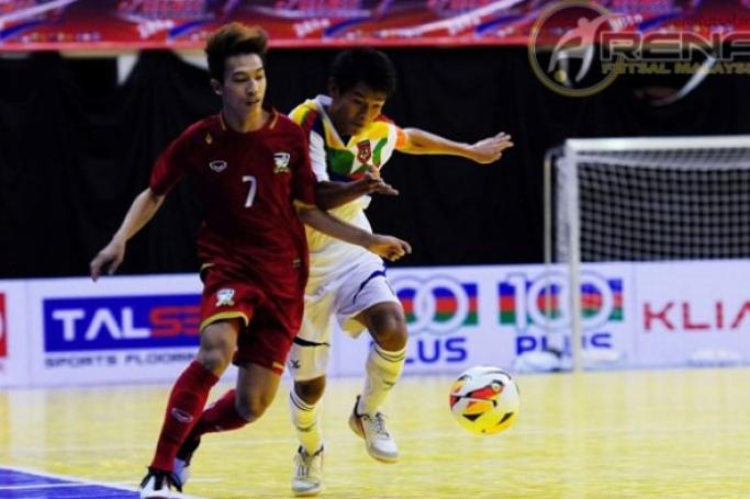 ၂၀၁၄ အာဆီယံဖူဆယ်ချန်ပီယံရှစ်တွင် မြန်မာအသင်းနှင့် ထိုင်းအသင်းတို့ အကြိတ်အနယ်ကစားခဲ့စဉ် (ဓာတ်ပုံ - Aseanfootball.org )