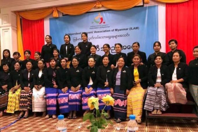 ဒီဇင်ဘာ ၃ ရက်နေ့က မြန်မာနိုင်ငံ လွတ်လပ်သော ရှေ့နေများအသင်း ပိုမိုအင်အားတောင့်တင်းရေး၊ လုပ်ငန်းများ ထိရောက်စွာ ဆောင်ရွက်ရေးတို့အတွက်   နေပြည်တော်တွင် ဆွေးနွေးစဉ် တွေ့ရသည့် အသင်းဝင် အမျိုးသမီးတချို့ (ဓာတ်ပုံ - ဦးသိန်းသန်းဦး)