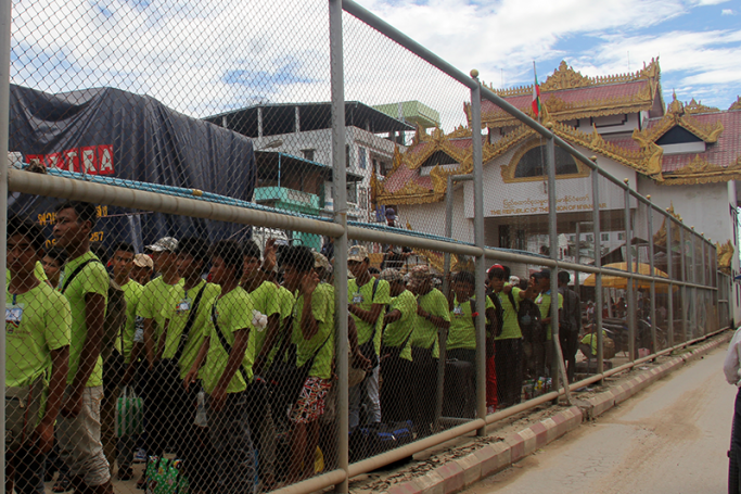 မြဝတီမြို့နယ်မှ ထိုင်းနိုင်ငံဘက်သို့ ကူးသန်းသွားလာ အလုပ်လုပ်ကိုင်ကြသော အလုပ်သမားများကို မြန်မာနိုင်ငံနှင့် ထိုင်းနိုင်ငံနယ်စပ်ရှိ ချစ်ကြည်ရေးတံတားအနီး တွေ့မြင်ရစဉ်။ ၂၁ သြဂုတ် ၂၀၁၄။ (ဓာတ်ပုံ - မဇ္ဈိမ)