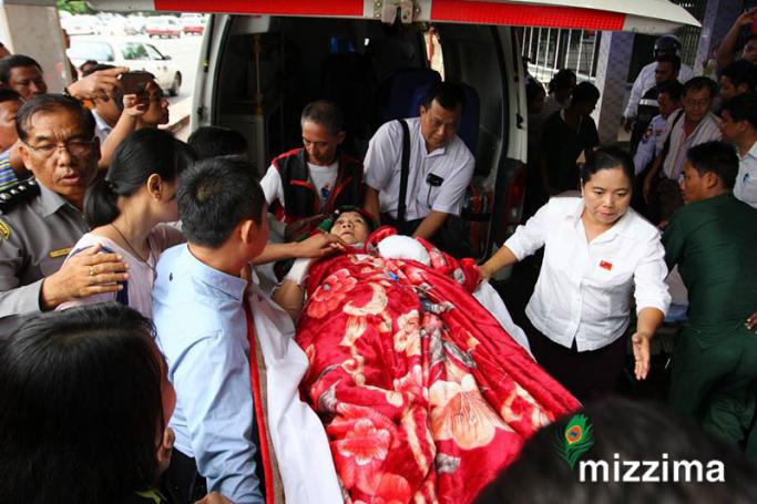 ဇူလိုင်လအတွင်းက ကားမတော်တဆဖြစ်မှုကြောင့် ရန်ကုန်ဆေးရုံကြီးသို့ ရောက်လာသည့် ဝန်ကြီးချုပ်နန်းခင်ထွေးမြင့်အား တွေ့ရစဉ် - ဓါတ်ပုံ- သူရ(မဇ္ဈိမ)