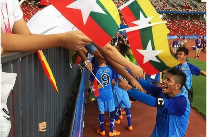 ခုနစ်ယောက်တစ်ဖွဲ့ မသန်စွမ်းဘောလုံးပြိုင်ပွဲဝင် ငွေတံဆိပ်ဆုရ မြန်မာအသင်းအားတွေ့ရစဉ်။