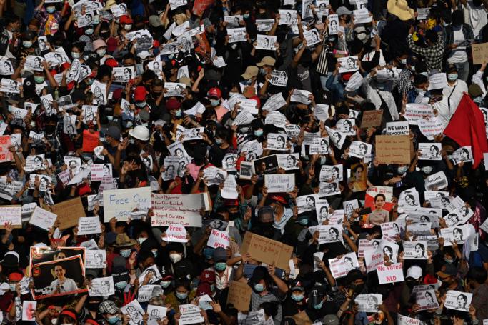  စစ်တပ် အာဏာသိမ်းမှု လူထု ဆန္ဒပြပွဲ (ပုံ-AFP)