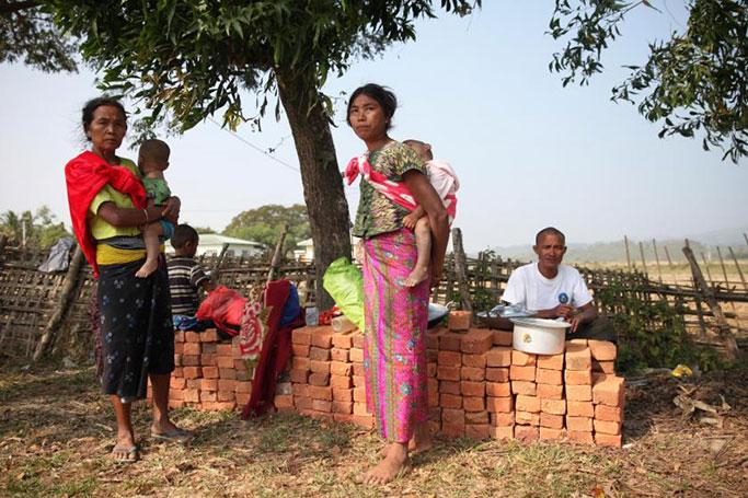 ယခင်လက တွေ့ရသော ဘူးသီးတောင်မြို့နယ်၊ ဒုံးသိမ်စစ်ရှောင်စခန်း မြင်ကွင်းတစ်ခု (ဓာတ်ပုံ - အောင်ငြိမ်းချမ်း / Myanmar Now) 