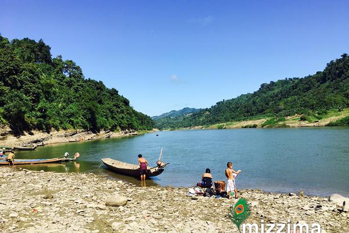 ပလက်ဝမြို့နယ်အတွင်းက ကုလားတန်မြစ်ကမ်းဘေးမှာ ရေချိုးေနသော ဒေသခံတချို့ / ဓာတ်ပုံ - Chit Min Tun 