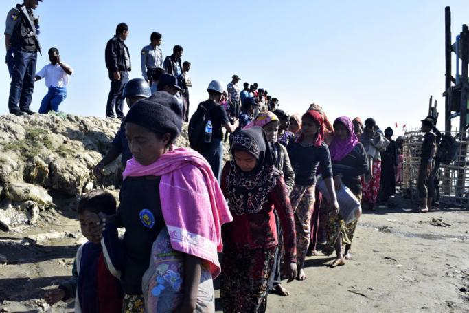 Photo Creadit -  ၂၀၁၈ ခုနှစ်၊ နိုဝင်ဘာလအတွင်းက လှေစီးပြေး ရိုဟင်ဂျာများကို ရခိုင်ပြည်နယ်၊ စစ်တွေရှိ ဒုက္ခသည်စခန်းသို့ ပြန်လည် ခေါ်ဆောင်လာစဉ် (ဓာတ်ပုံ - AFP) 