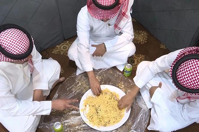Across much of the Gulf lavish displays of food are seen as a cultural totem of generosity and hospitality. But much of it ends up in the trash. (Photo: AFP/Fayez Nureldine)  Read more at https://www.channelnewsasia.com/news/world/saudis-resist--throwaway--culture-of-food-waste-12186680