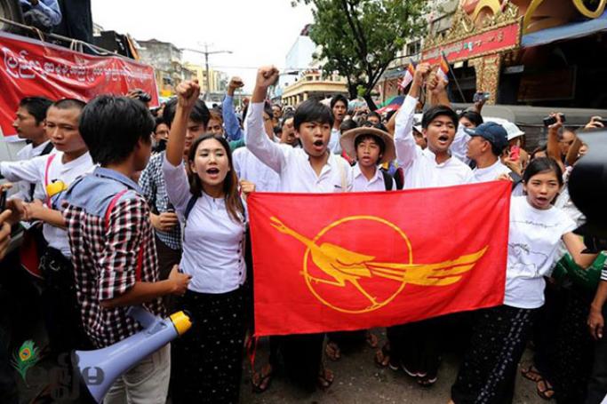 ၂၀၀၈ ဖွဲ့စည်းပုံအခြေခံဥပဒေကို ကန့်ကွက်သည့် ဆန္ဒပြပွဲကို ဇွန် ၃၀ရက် ညနေက ရန်ကုန်မြို့ သိမ်ကြီးစျေးရှေ့မှ မဟာဗန္ဓုလ ပန်းခြံရှေ့သို့ လမ်းလျောက်ဆန္ဒပြနထုတ်ဖော်နေစဉ်။ (ဓာတ်ပုံ- သက်ကို၊မဇ္ဈိမ)