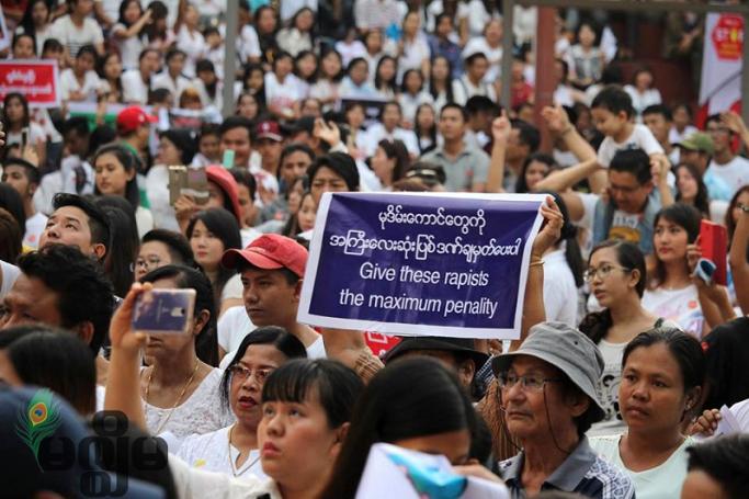 သက်ငယ်မုဒိမ်းမှုများအပေါ် ဆန့်ကျင်ကန့်ကွက်သည့် လှုပ်ရှားမှုတခု ရန်ကုန်မြို့တွင် ၂၀၁၆ခုနှစ် နှစ်ကုန်ပိုင်းက ပြုလုပ်စဉ်(ဓာတ်ပုံ- သူရ/မဇ္ဈိမ)
