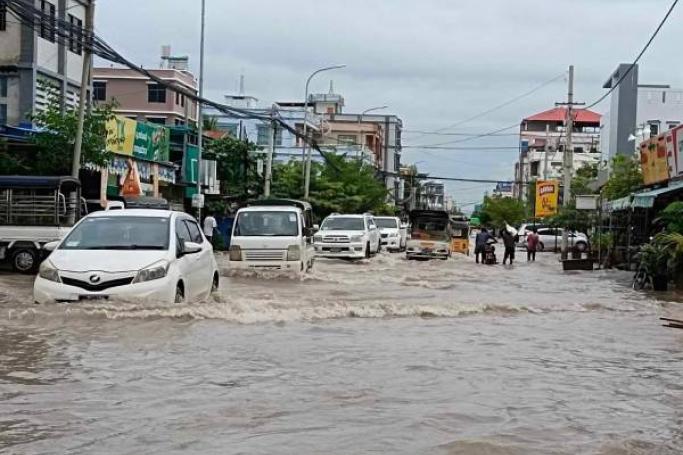 ပုံအညွှန်း- မန္တလေးမြို့တွင်းလမ်းမကြီးများနှင့် မြို့သစ်ရပ်ကွက်တချို့တွင် ရေကြီးရေလျှံမှုဖြစ်နေသည်(ဓာတ်ပုံ- CJ)