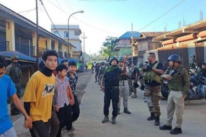 ပုံအညွှန်း - မိုးရေးမြို့တွင် လုံခြုံရေးတပ်ဖွဲ့ဝင်များ စစ်ဆေးနေစဥ် ၊ ဓါတ်ပုံ - Explore Manipur