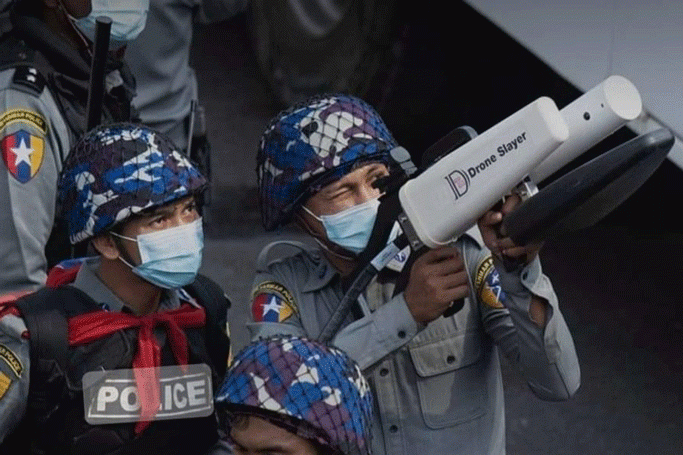 ပုံအညွှန်း - ရဲတပ်ဖွဲဝင်များအား ဒရုန်းတိုက်ဖျက်ရေးလက်နက်နှင့်အတူတွေ့ရစဉ်(ပုံဟောင်း)