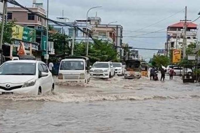 ပုံအညွှန်း - အောက်တိုဘာလအတွင်းက မိုးသည်းထန်စွာရွာသွန်းမှုကြောင့် မန္တလေးမြို့ပေါ်ရပ်ကွက်အချို့ ရေကြီးရေလျှံမှု ဖြစ်ပွါးခဲ့သည့် မြင်ကွင်း။ (ပုံ - လူမှုကွန်ရက်)