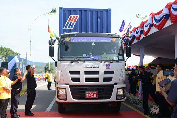 A truck is ready to test drive the newly opened second Thai-Myanmar Friendship Bridge which connects Myawaddy with Mae Sot, part of the East-West Economic Corridor. (Photo by Yuichi Nitta) 