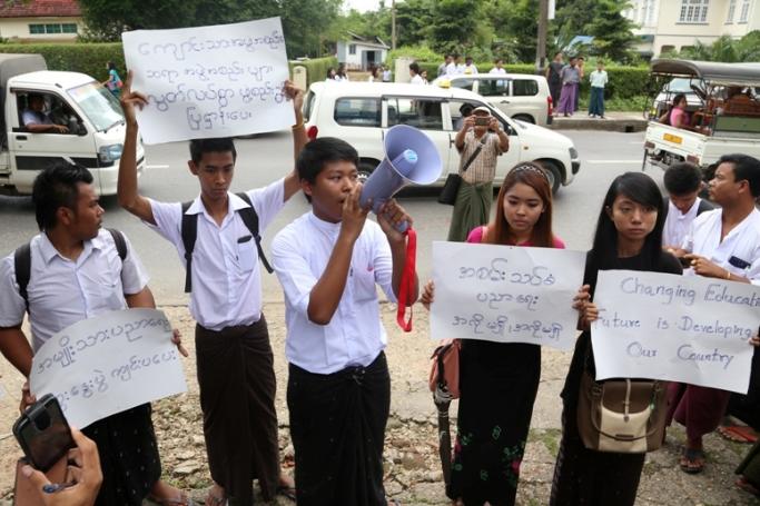အမျိုးသားပညာရေးဥပဒေကို ပြင်ဆင်ပေးရန် တက္ကသိုလ် ကျောင်းသားများသမဂ္ဂအဖွဲ့ဝင်အချို့ ၂၀၁၄ ခုနှစ် စက်တင်ဘာလ ၁၀ ရက်က ရန်ကုန် ကွန်ပျူတာ တက္ကသိုလ်ရှေ့တွင် တောင်းဆိုနေကြစဉ်။ (ဓာတ်ပုံ - မဇ္ဈိမ) မြန်မာ့ ပညာရေးစနစ်တွင် ပြုပြင်ရန် အချက်များစွာ လိုနေသည်ဟု ရန်ကုန်တက္ကသိုလ် အငြိမ်းစား ပါမေက္ခချုပ် ဒေါက်တာအောင်သူက ပြောသည်။