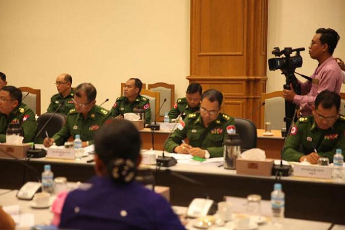 မတ် ၇ ရက်က ကျင်းပသည့် အခြေခံဥပဒေပြင်ဆင်ရေး ပူးပေါင်းကော်မတီ အစည်းအဝေးသို့ တက်ရောက်လာသော တပ်မတော်သား ကိုယ်စားများ (ဓာတ်ပုံ - ကေဇွန်နွေး/Myanmar Now) 