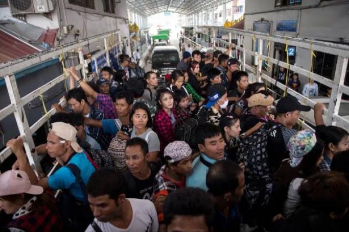 ထိုင်းနိုင်ငံ မြောက်ပိုင်း တာ့ခ်ခရိုင် မဲဆောက်မြို့မှ တရားဝင် ၀န်ဆောင်မှု ကုန်တင်ယာဉ်ဖြင့် ထိုင်း-မြန်မာ နယ်စပ်သို့ ရွှေ့ပြောင်း အလုပ်သမားများ ဖြတ်သန်း သွားလာနေကြစဉ် Photo-AFP