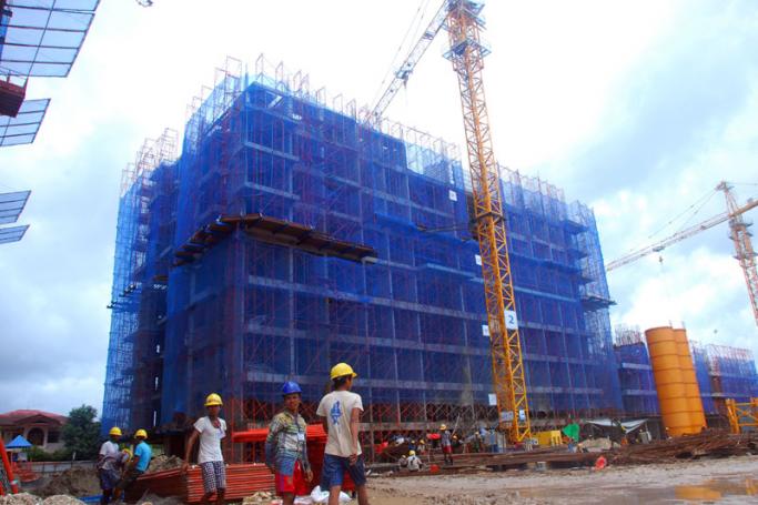 ရန်ကုန်မြို့ လှိူင်မြို့နယ် အင်းစိန်လမ်းမကြီးရှိ Capital Development Limited မှ ဆောက်လုပ်လျှက်ရှိသော The Gems Garden Condominiums ဆောက်လုပ်နေသည့် လုပ်ငန်းခွင်အတွင်း အလုပ်သမားများအား ၂၀၁၄ ခုနှစ် စက်တင်ဘာလ ၁၇ ရက်က တွေ့ရစဉ်။ (ဓာတ်ပုံ - မဇ္စျိမ)