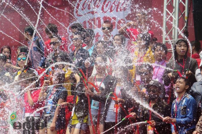 ၂၀၁၅ ခုနှစ် ဧပြီလ ၁၃ ရက်နေ့မှ ၁၆ ရက်နေ့ထိ ကျင်းပသည့် မြန်မာအတာတန်ခူးလ ရေကစားပွဲတော်အားတွေ့မြင်ရစဉ်။ ဓာတ်ပုံ - မဇ္ဈိမ အဖွဲ့