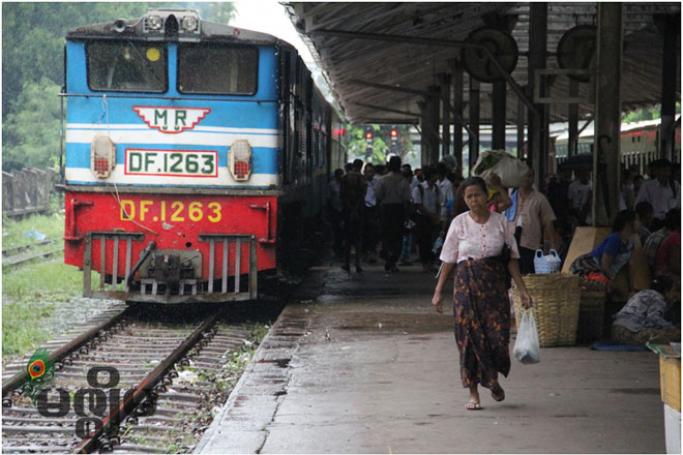 ရန်ကုန်မြို့ ဘူတာကြီးအတွင်းရှိ ရထားတစ်စင်းကို ၂၀၁၄ ခုနှစ် ဇူလိုင်လ ၂၆ ရက်က တွေ့ရစဉ်။ (ဓာတ်ပုံ - မဇ္ဈိမ)