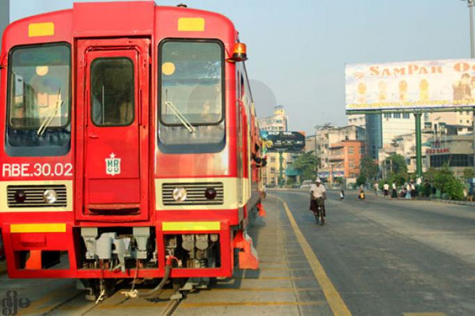ရန်ကုန်မြို့ ကမ်းနားလမ်းတစ်လျောက် RBE လူစီးရထား စတင်ပြေးဆွဲခြင်း အခမ်းအနားဖွင့်ပွဲကို ရန်ကုန်မြို့ ပန်းဆိုးတန်းလမ်းနှင့် ကမ်းနားလမ်းထောင့် ဘူတာတွင် ဒီဇင်ဘာလ ရ ရက် နံနက်ပိုင်းက ကျင်းပနေစဉ်။ (ဓာတ်ပုံ - သက်ကို၊ မဇ္စျိမ)