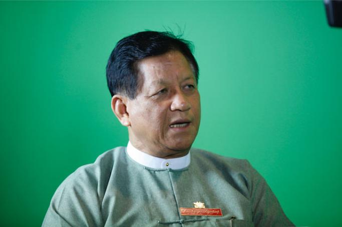 မဇ္ဈိမမီဒီယာ၏ စတူဒီယိုခန်းတွင် ရွေးကောက်ပွဲကော်မရှင် ဥက္ကဋ္ဌ ဦးတင်အေးကို တွေ့ရစဉ်။ (ဓာတ်ပုံ- ဟောင်ဆာ(ရာမည))