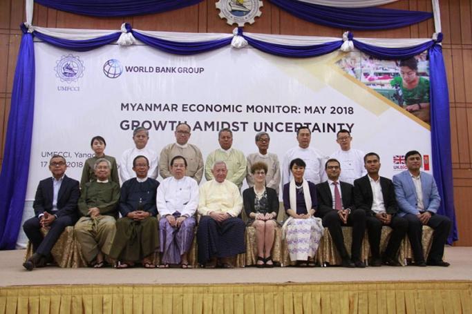 ကမ္ဘာ့ဘဏ်အုပ်စု၏ မြန်မာ့စီးပွားရေးစောင့်ကြည့်အစီရင်ခံစာ ထုတ်ပြန်သည့်အခမ်းအနားကို မေလ(၁၈)ရက်နေ့က ကုန်သည်စက်မှုအသင်းချုပ်၌ ကျင်းပစဉ်။ (ဓာတ်ပုံ - UMFCCI)