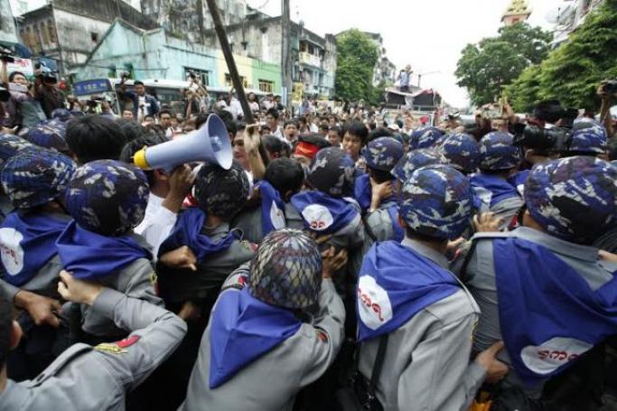 ဖွဲ့စည်းပုံအခြေခံဥပဒေ ပြင်ဆင်ရေးအတွက် ရန်ကုန်မြို့ မြို့တော်ခန်းမရှေ့တွင် ဆန္ဒပြသည့် ကျောင်းသား၊ ပြည်သူများကို ရဲတပ်ဖွဲ့ဝင်များက ပိတ်ဆို့ တားဆီးနေသည်ကို ဇွန် ၃၀ရက် ညနေပိုင်းက တွေ့ရစဉ်။ (ဓာတ်ပုံ- ဟောင်ဆာ(ရာမည)) 