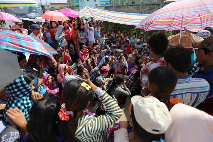 ရန်ကုန်မြို့ လှိုင်သာယာစက်မှုဇုံ ဘိုကက် အထည်ချုပ်စက်ရုံရှိ အလုပ်သမား ၂၀၀၀ခန့်က လုပ်ခလစာဖြတ်တောက်ခြင်းကြောင့် အလုပ်မဆင်းဘဲ ဆန္ဒပြနေကြသည်ကို ဒီဇင်ဘာလ ၁၁ရက် နေ့က တွေ့ရစဉ်။ (ဓာတ်ပုံ - ဟိန်းထက်)