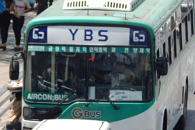 ရန်ကုန်မြို့တွင်း ပြေးဆွဲနေသော Air Con Bus ကား တစ်စီးအား တွေ့ရစဉ်။
