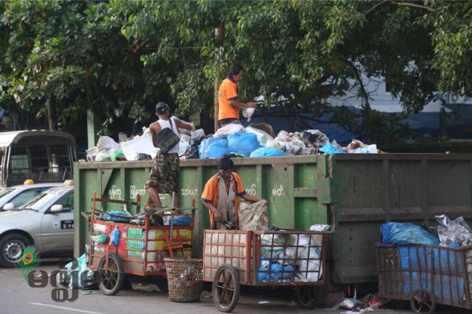 ရန်ကုန်မြို့ တာမွေမြို့နယ်ရှိ အမှိုက်သိမ်းနေသည့် စည်ပင်ဝန်ထမ်းများအား သြဂုတ်လ ၂၅ ရက်က တွေ့ရစဉ်။