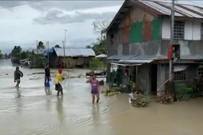 Embedded thumbnail for ဖိလစ်ပိုင်မှာ တိုင်ဖွန်းမုန်တိုင်း မိုလာဝီ တိုက်ခတ်လို့ လူ ၃ ဦးသေဆုံးကာ ၁၂ ဦး ပျောက်ဆုံး 