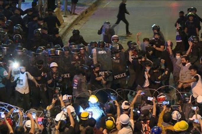 Embedded thumbnail for ဆန္ဒပြပွဲတွေက ထိုင်းတစ်နိုင်ငံလုံးကို လှုပ်ခတ်နေချိန် အရေးပေါ်အမိန့်ကို ရုပ်သိမ်းဖြစ်နိုင်ဟု ဝန်ကြီးချုပ် ပြော