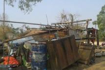 ယင်းမာပင်မြို့နယ် တရော်ကျင်းကျေးရွာတွင် မေ ၁ ရက်က လေပြင်းတိုက်ခတ်မှုကြောင့် နေအိမတချို့ပြိုကျသည်ကိုတွေ့ရစဉ်။ ဓာတ်ပုံ-မာန်ဇာမြေမွန်