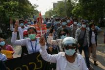 (Photos: : EPA - ဧပြီလ (၁၈)ရက်၊ မြန်မာနှစ်ဆန်းနှစ်ရက်၊ မန္တလေးမြို့ရှိ လူငယ်များမှ အကြမ်းဖက်စစ်အာဏာရှင်အား အလိုမရှိကြောင်း ဆန္ဒထုတ်ဖော်လှုပ်ရှားသည့် မြင်ကွင်း)